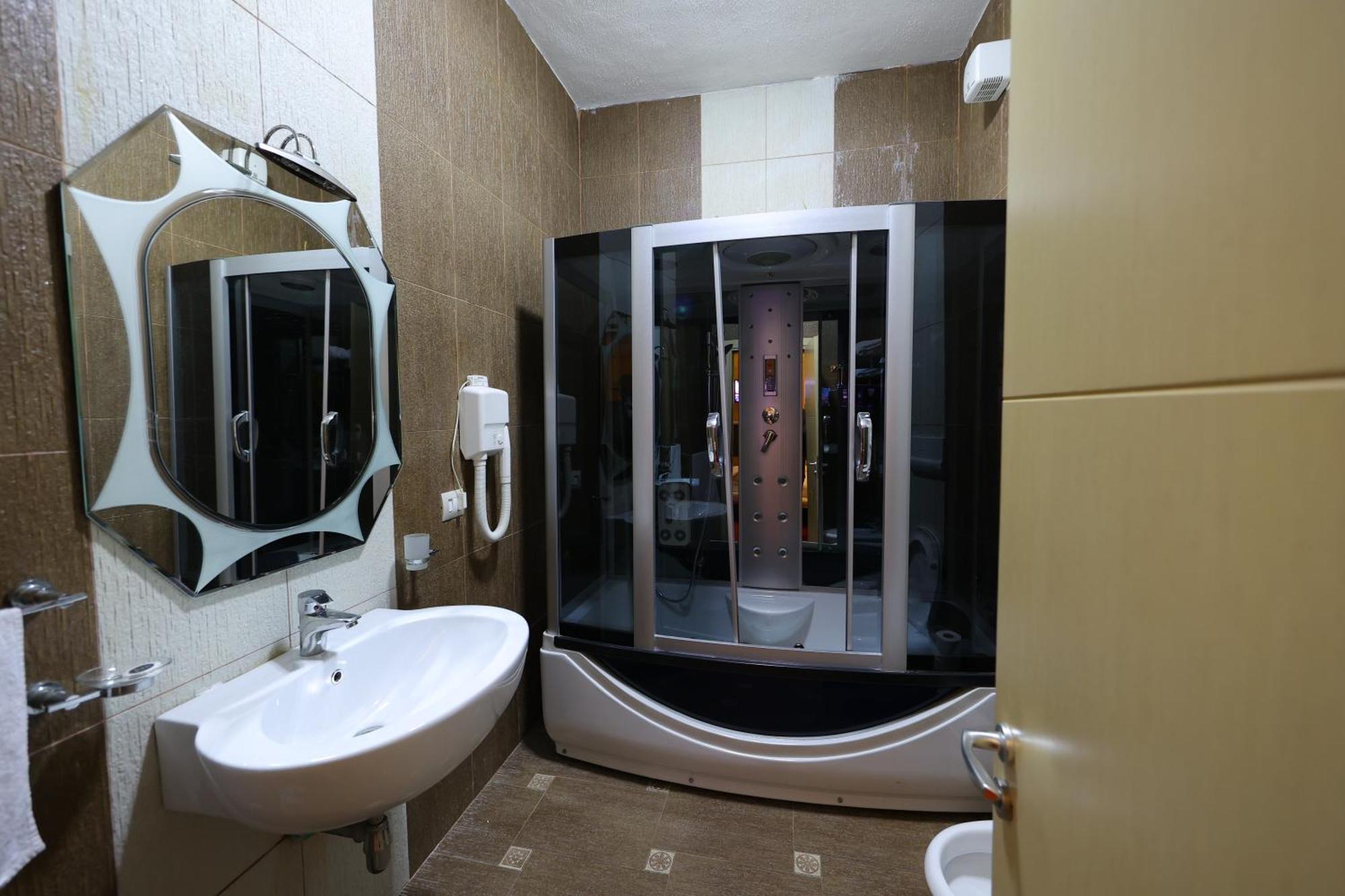 Gjuta Hotel 4*